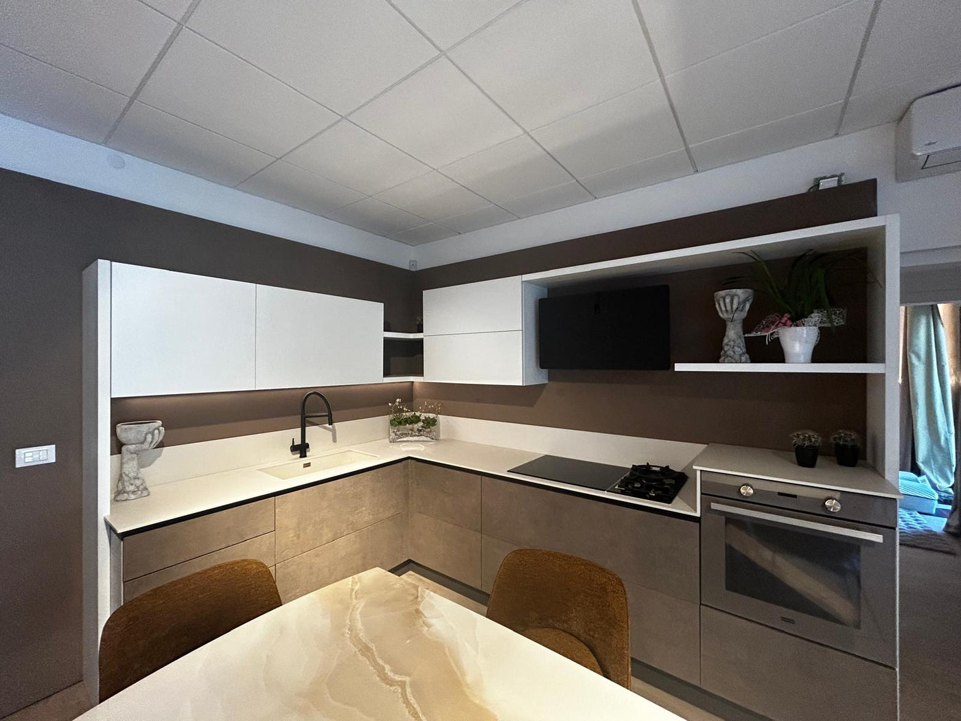 Cucina moderna ad angolo con top in grès porcellanato